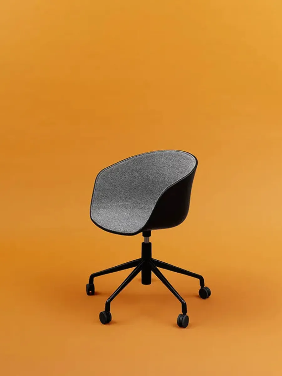 About a Chair AAC52 Forsidepolstret, sort skal fra<HAY Hot