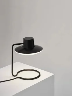 AJ Oxford 410 Bordlampe på pind fra<Louis Poulsen New