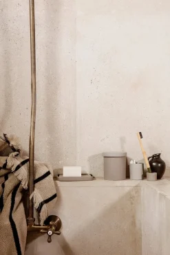 Alee Bath Towel, sand/black fra<Ferm Living Online