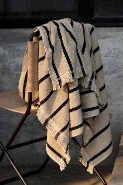 Alee Beach Towel, sand/black fra<Ferm Living Outlet