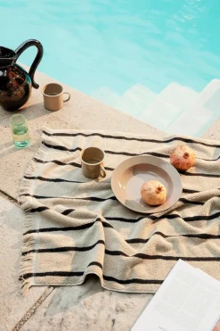 Alee Beach Towel, sand/black fra<Ferm Living Outlet