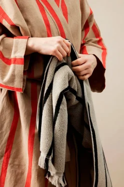 Alee Beach Towel, sand/black fra<Ferm Living Outlet