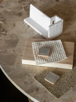 Androgyne Dining Table Ø120 natural oak, sand sten fra<Audo Copenhagen Hot