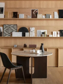 Androgyne Dining Table Ø120 natural oak, sand sten fra<Audo Copenhagen Hot