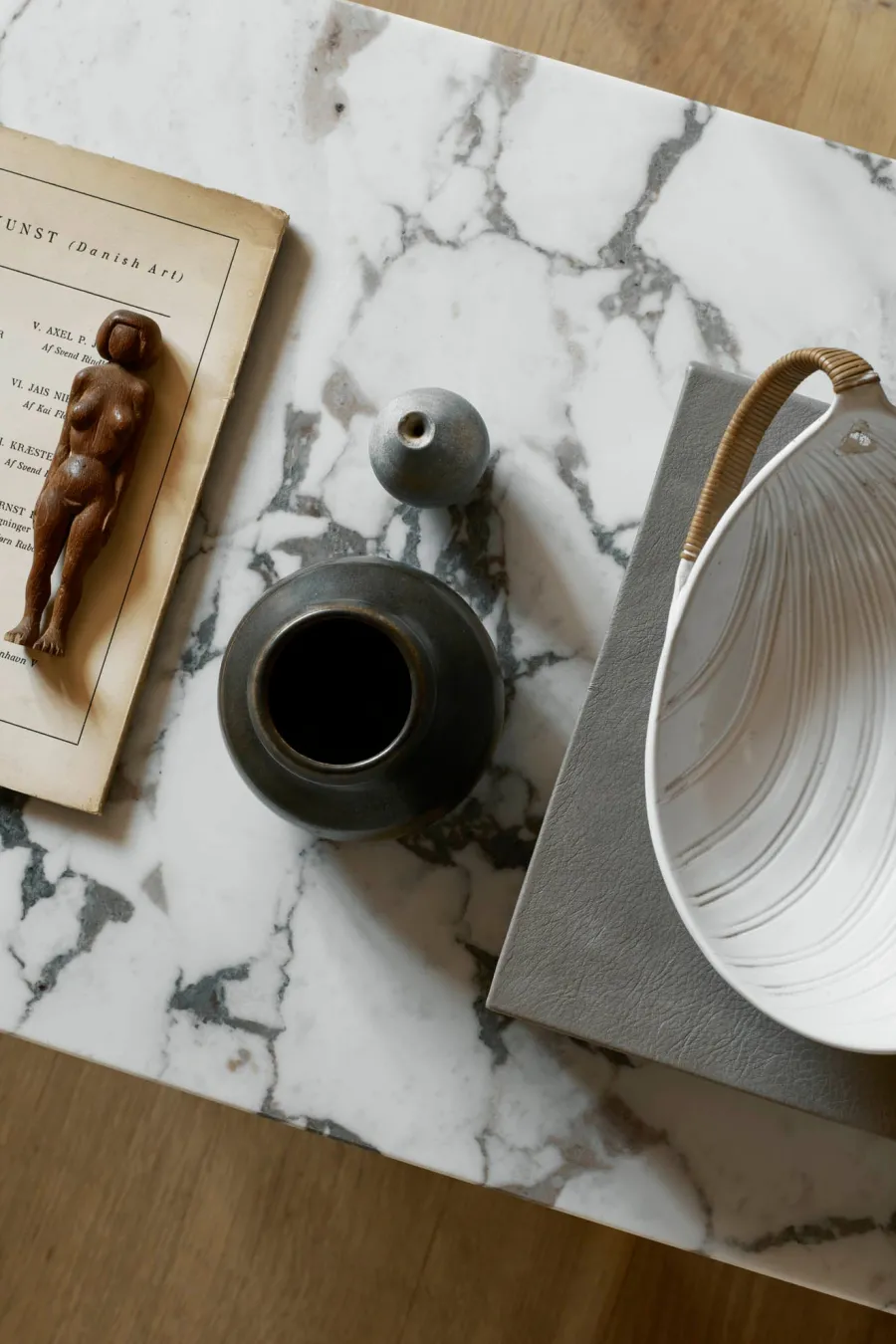 Androgyne Lounge Table, grey galaxy marble/wood fra<Audo Copenhagen Discount