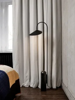 Arum Gulvlampe fra<Ferm Living Online