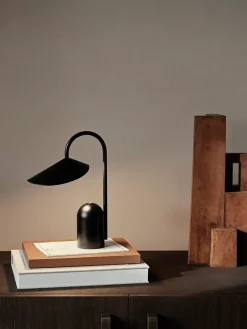 Arum Portable Bordlampe fra<Ferm Living Hot