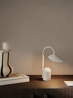 Arum Portable Bordlampe fra<Ferm Living Hot