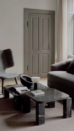 Atlas Sofabord 820x820, Unfilled Travertine fra<New Works Hot