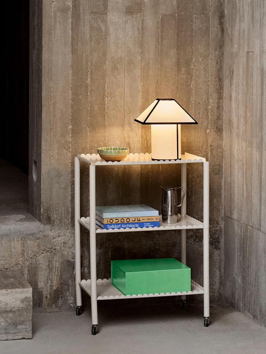 Ava Pyramid Table Lamp fra<HAY New