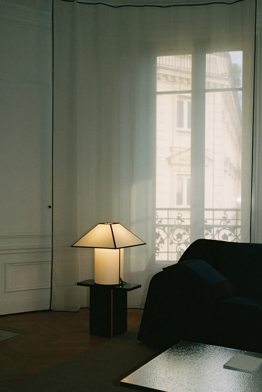 Ava Pyramid Table Lamp fra<HAY New