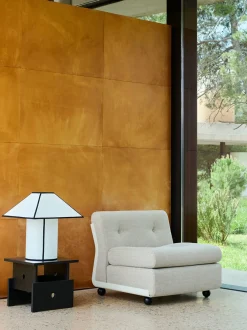 Ava Pyramid Table Lamp fra<HAY New