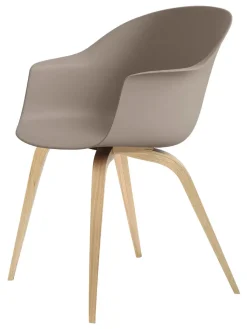 Bat Spisestol, wood base fra<GUBI Best