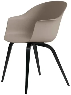 Bat Spisestol, wood base fra<GUBI Best