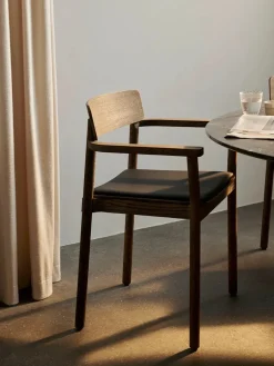 Betty TK11 Spisebordsstol, sortlakeret eg/sort læder fra<&Tradition Discount