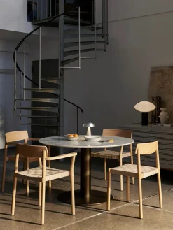 Betty TK11 Spisebordsstol, sortlakeret eg/sort læder fra<&Tradition Discount