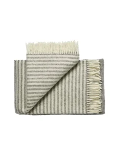 Bogø Plaid, light nordic grey fra<Silkeborg Uldspinderi
