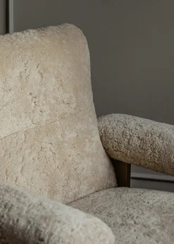 Brasilia Lounge Chair, Dark Stained Oak Sheepskin Root fra<Audo Copenhagen Outlet