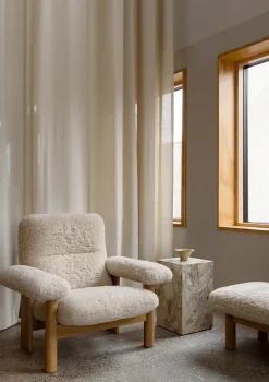 Brasilia Lounge Chair, Dark Stained Oak Sheepskin Root fra<Audo Copenhagen Outlet