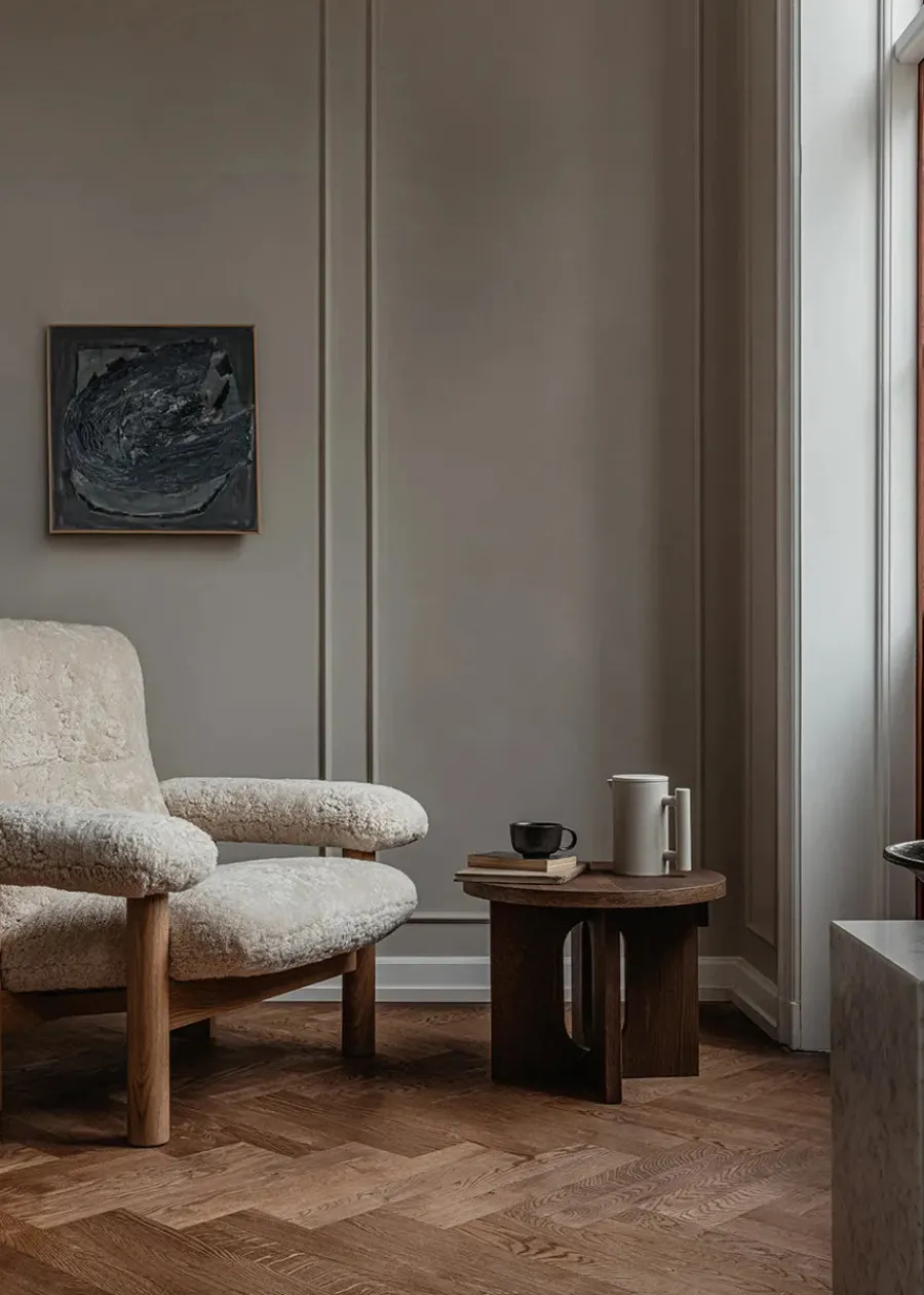 Brasilia Lounge Chair, Natural Oak Sheepskin Nature fra<Audo Copenhagen