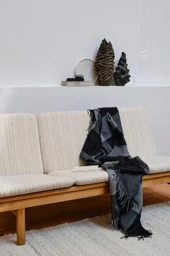 Caracas Plaid, black fra<Silkeborg Uldspinderi Best