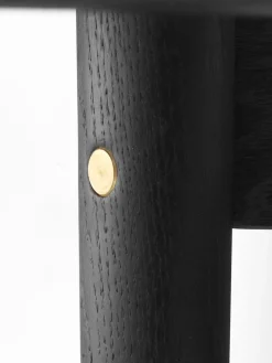 C63E Bjørk Spisebord inkl. 2 Tillægsplader, sortmalet eg fra<FDB Møbler Sale