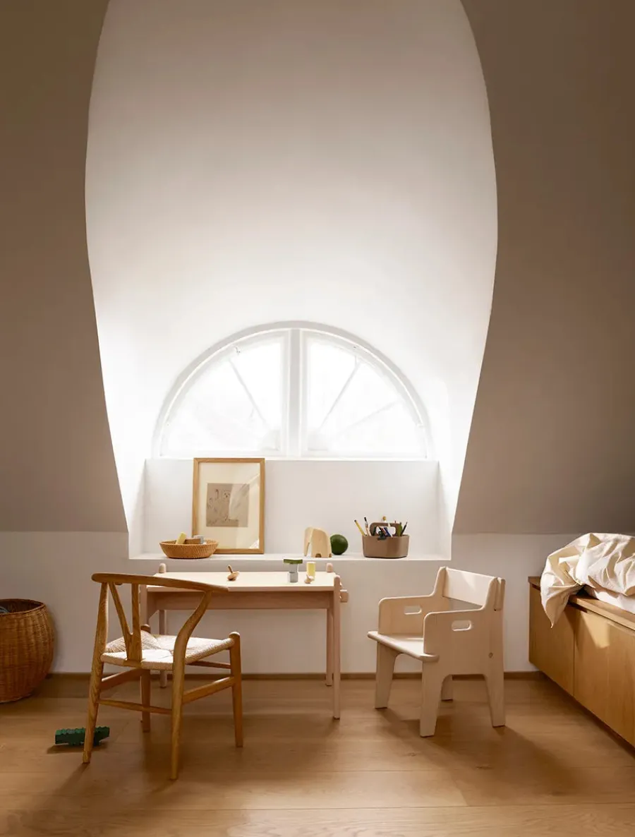 CH24 Children's Chair af Hans J. Wegner<Carl Hansen & Søn Hot