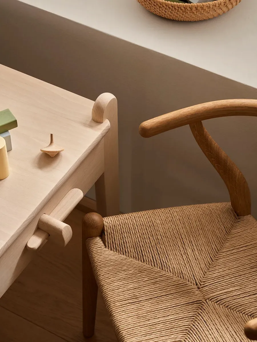 CH24 Children's Chair af Hans J. Wegner<Carl Hansen & Søn Hot