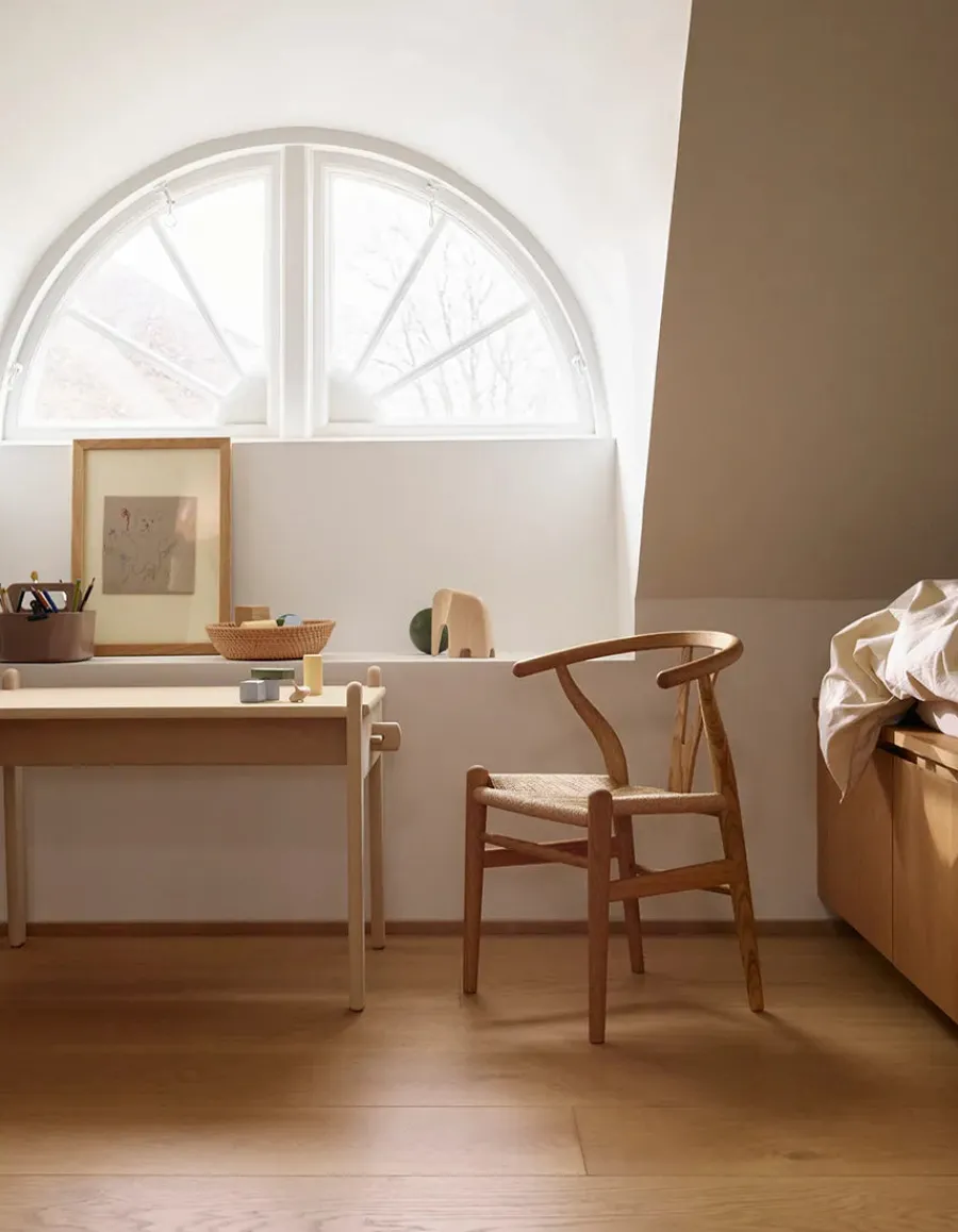 CH24 Children's Chair af Hans J. Wegner<Carl Hansen & Søn Hot