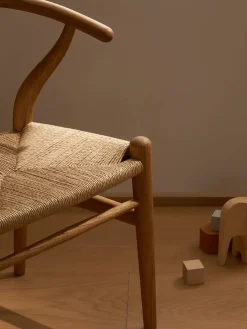 CH24 Children's Chair af Hans J. Wegner<Carl Hansen & Søn Hot