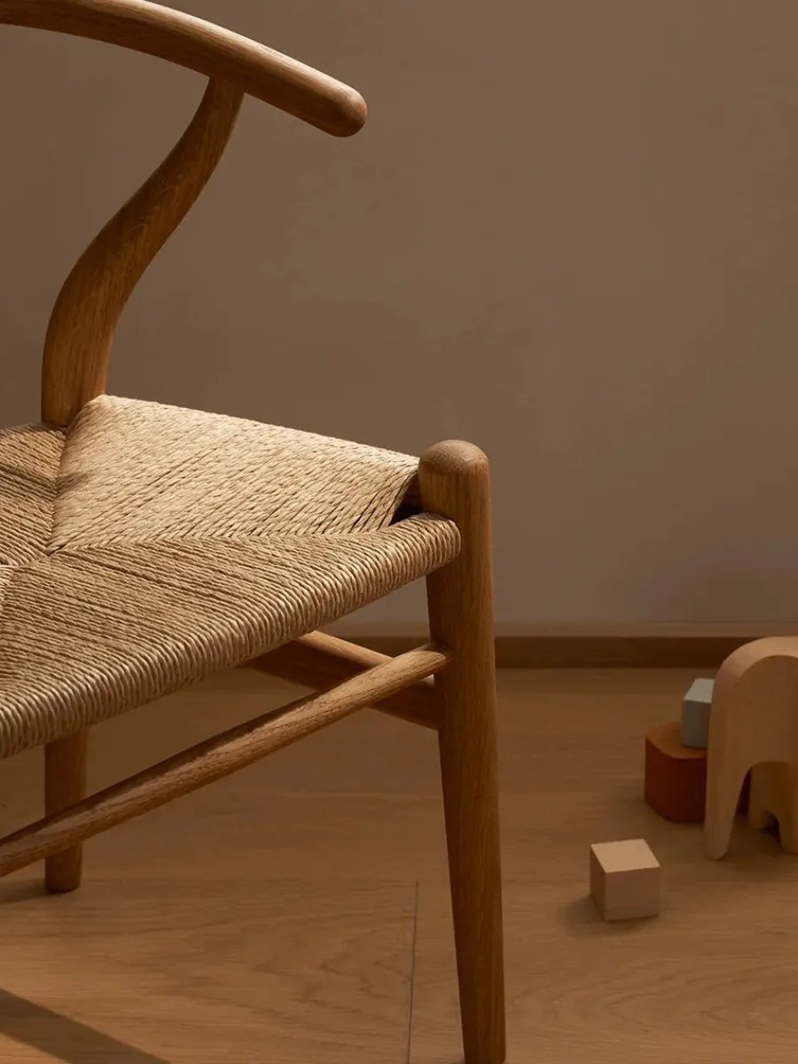 CH24 Children's Chair af Hans J. Wegner<Carl Hansen & Søn Hot