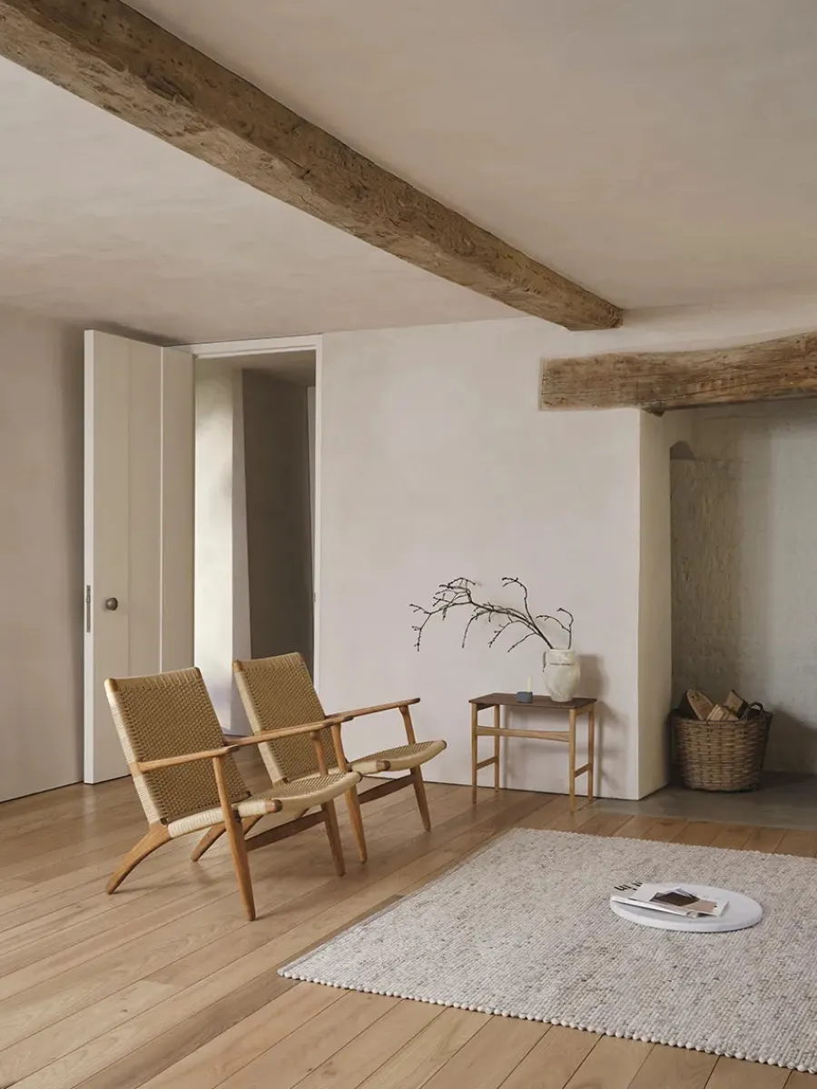 CH25 Loungestol, eg sortmalet med naturflet af Hans J. Wegner<Carl Hansen & Søn Outlet
