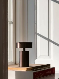 Column Portable Lampe, bronze fra<Audo Copenhagen Outlet