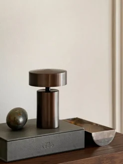 Column Portable Lampe, bronze fra<Audo Copenhagen Outlet