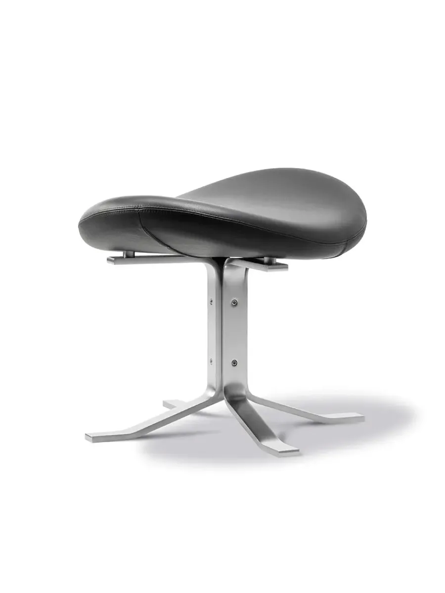 Corona Skammel, sort læder fra Erik Jørgensen<Fredericia Furniture