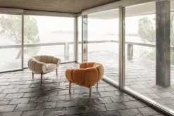 Croissant Lounge Chair, leather fra<GUBI Outlet