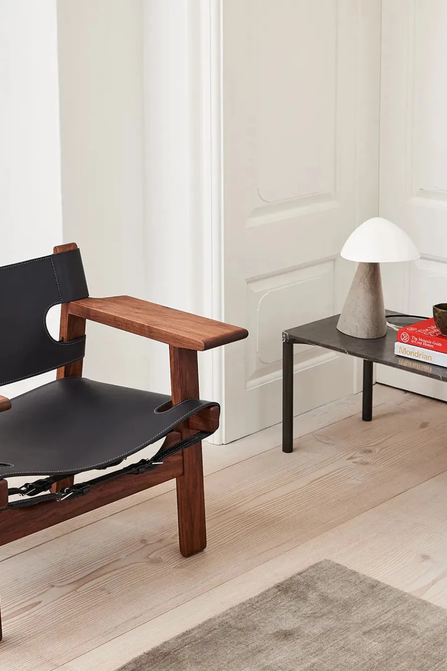 Den Spanske Stol i sort læder, valnød olie af Børge Mogensen<Fredericia Furniture Clearance