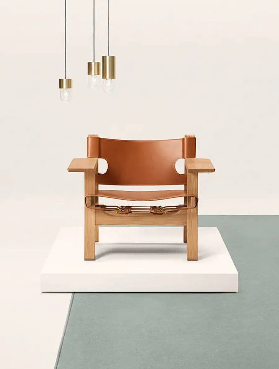 Den Spanske Stol i sort læder, eg sort lak af Børge Mogensen<Fredericia Furniture Hot