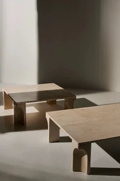 Doric Coffee Table 80 x 80 cm, Neutral White Travertine fra<GUBI Best