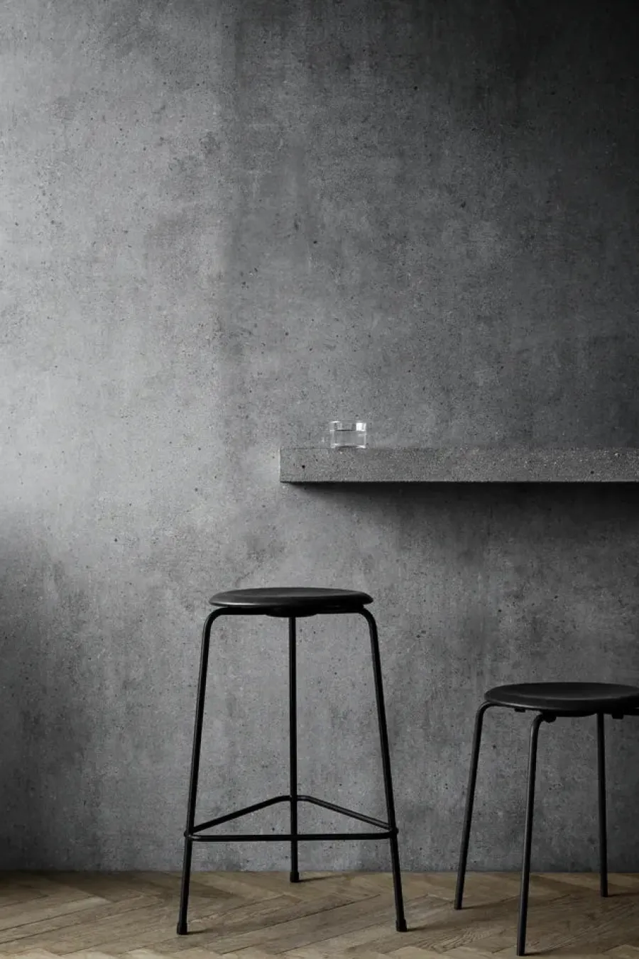 Dot barstol, sort af Arne Jacobsen<Fritz Hansen Online