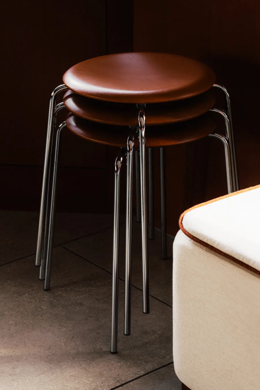 Dot skammel, valnød af Arne Jacobsen<Fritz Hansen Best