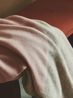 Drejø Plaid, grey mix fra<Silkeborg Uldspinderi Discount