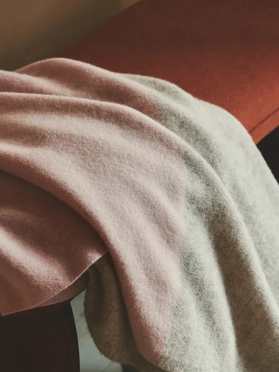 Drejø Plaid, grey mix fra<Silkeborg Uldspinderi Discount