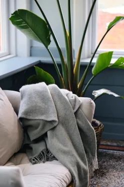 Drejø Plaid, grey mix fra<Silkeborg Uldspinderi Discount