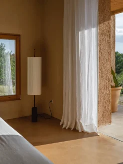 Dórica Gulvlampe fra Santa and Cole<Santa & Cole