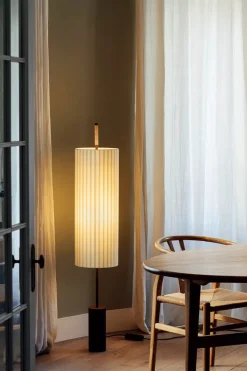 Dórica Gulvlampe fra Santa and Cole<Santa & Cole