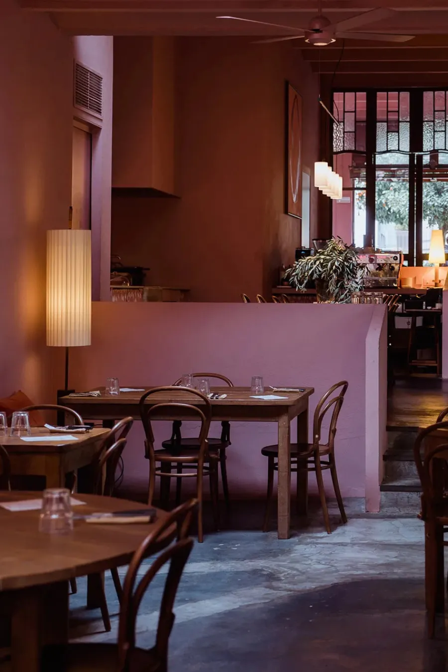 Dórica Gulvlampe fra Santa and Cole<Santa & Cole