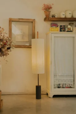 Dórica Gulvlampe fra Santa and Cole<Santa & Cole