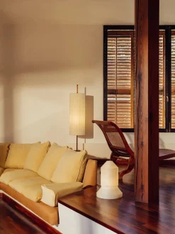 Dórica Gulvlampe fra Santa and Cole<Santa & Cole