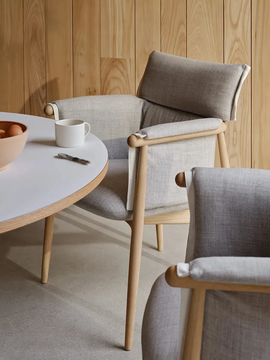 E005 Embrace Chair af EOOS<Carl Hansen & Søn Clearance